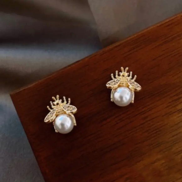 Super Cute and Elegant Bumble Bee Earrings - Picture 3 of 3